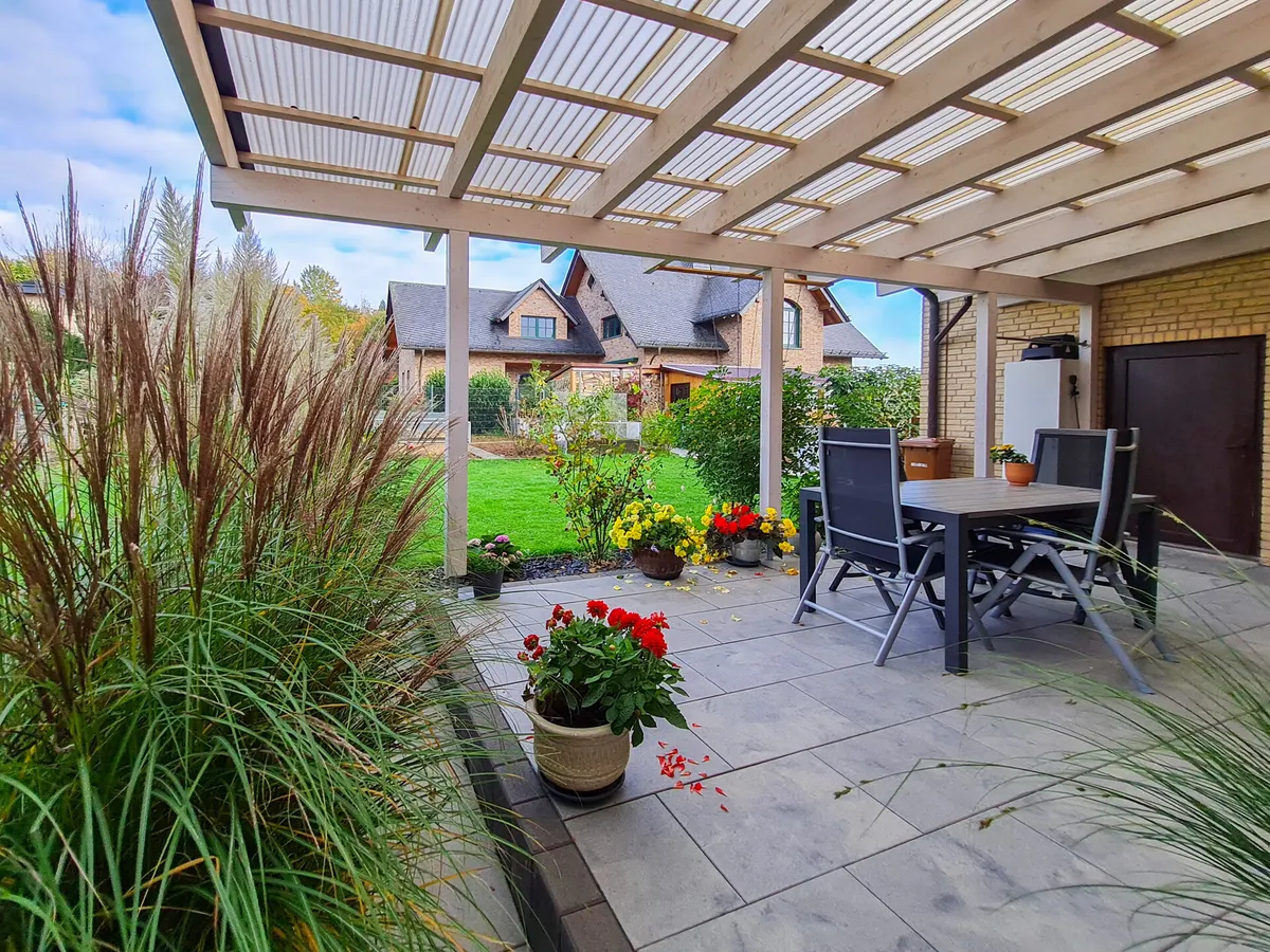 Terrasse hinter dem Haus