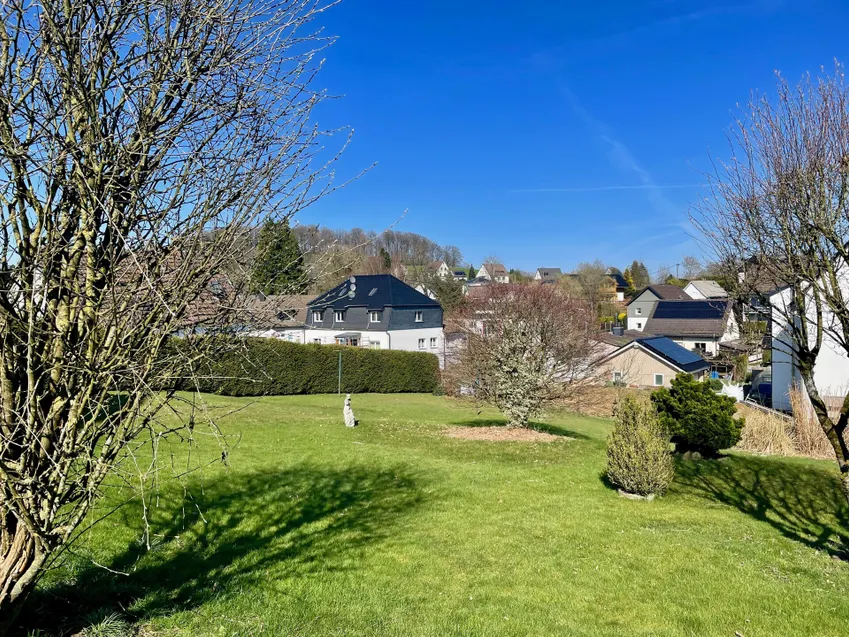 weitläufiger Garten