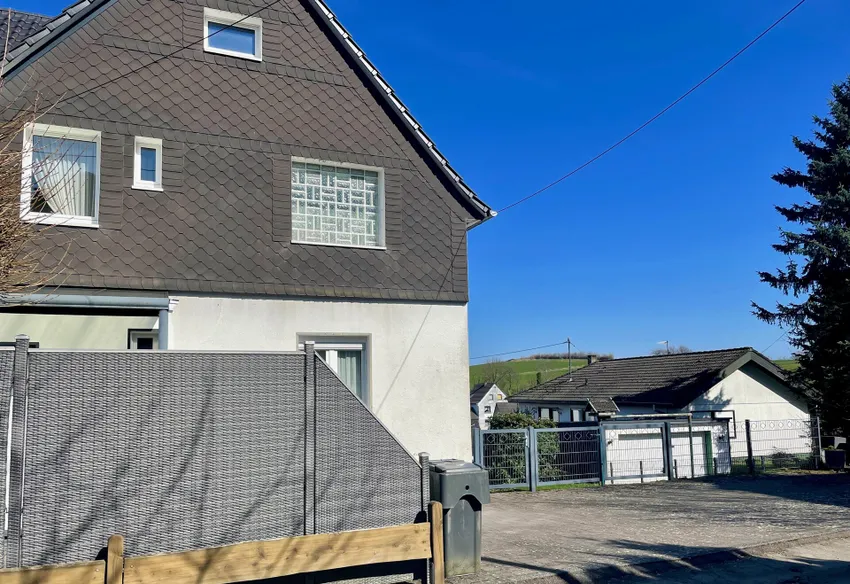 Stellplätze neben dem Haus