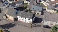 Vorderansicht mit Blick auf die Scheune