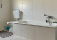 modernisiertes Bad mit Wanne und Dusche (Whg. 3)