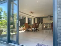 große Fensterfronten schaffen Helligkeit