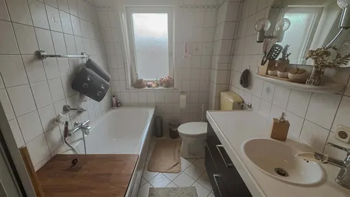 Tageslichtbad mit Wanne und WC OG