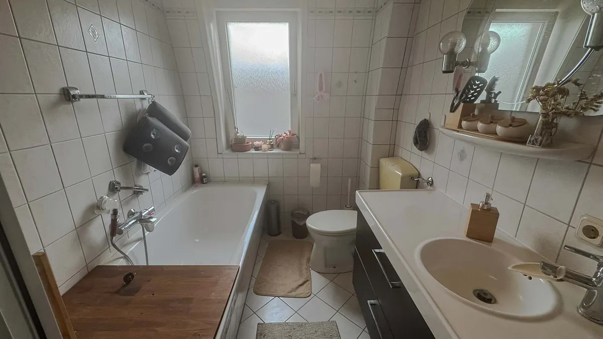 Tageslichtbad mit Wanne und WC OG