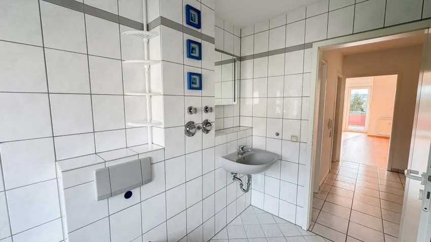 Tageslichtbad mit Wanne und WC