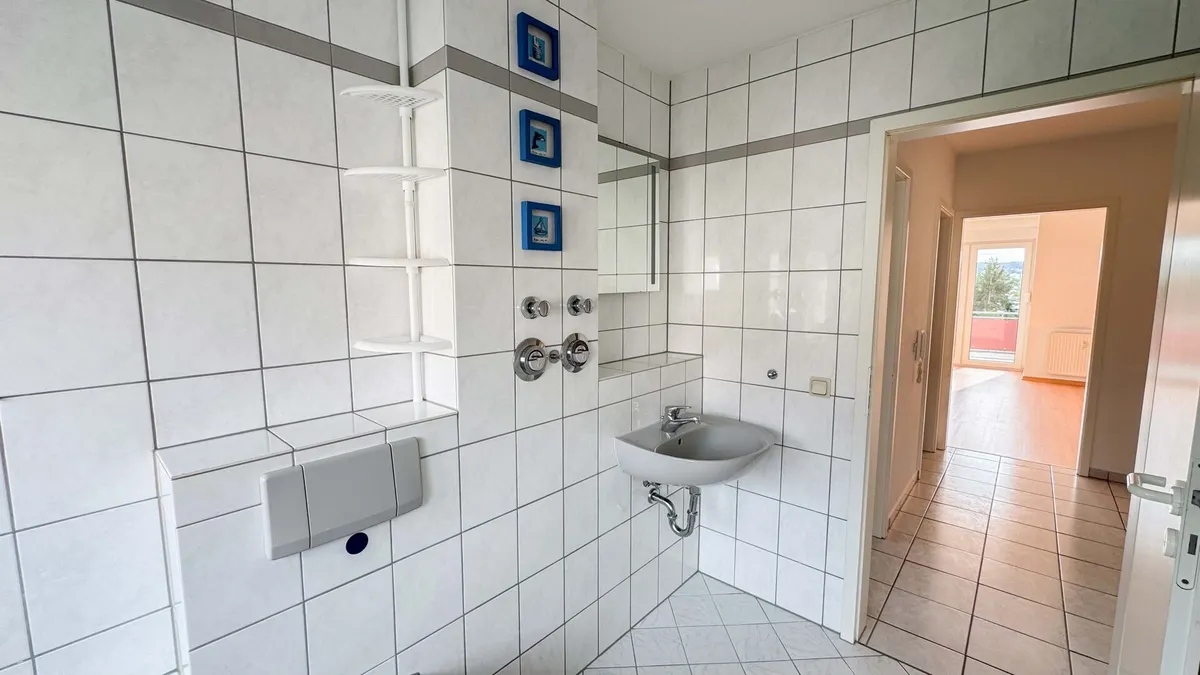 Tageslichtbad mit Wanne und WC