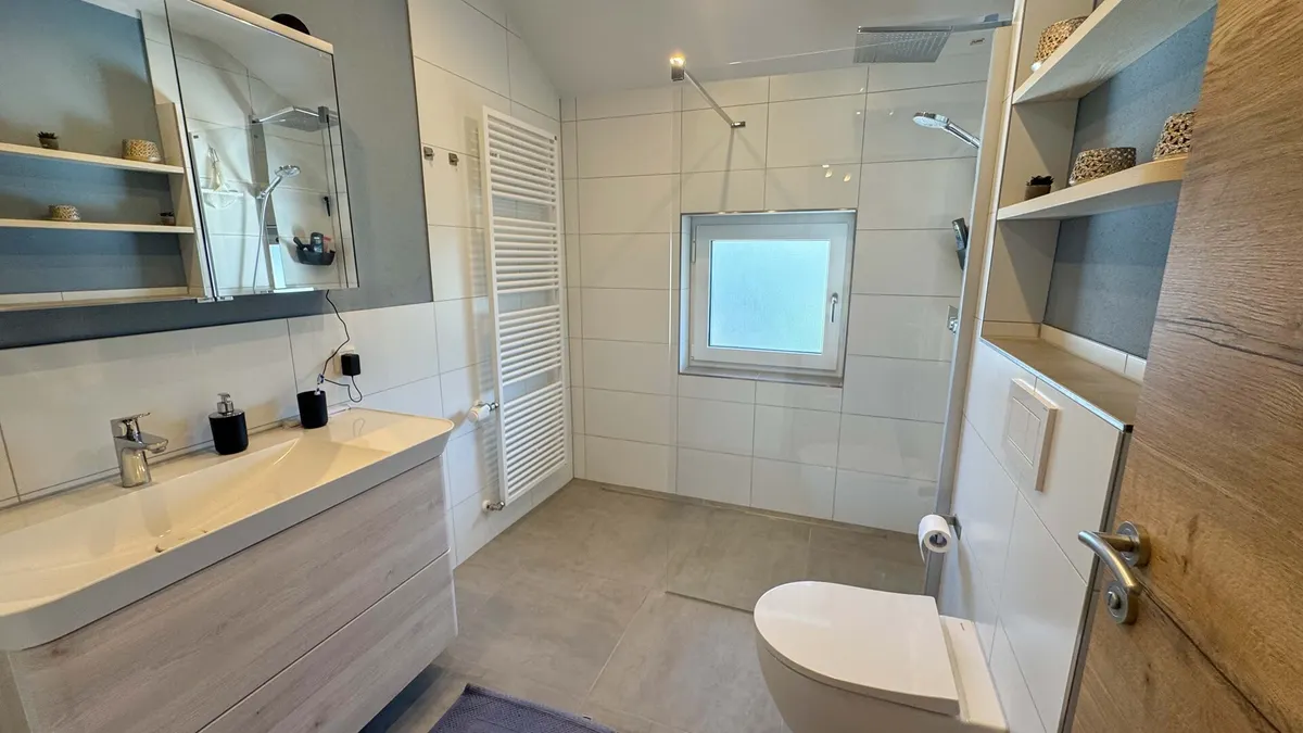 Tageslichtbad mit Dusche und WC OG