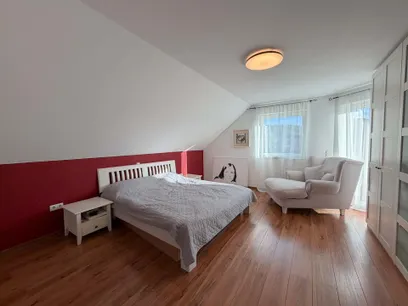 Schlafzimmer (DG)