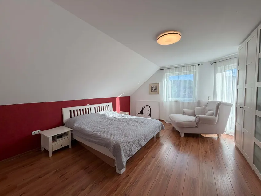 Schlafzimmer (DG)