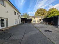 Innenhof mit Bürogebäude