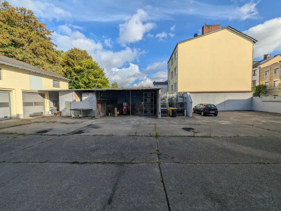 Innenhof mit Stellplätzen