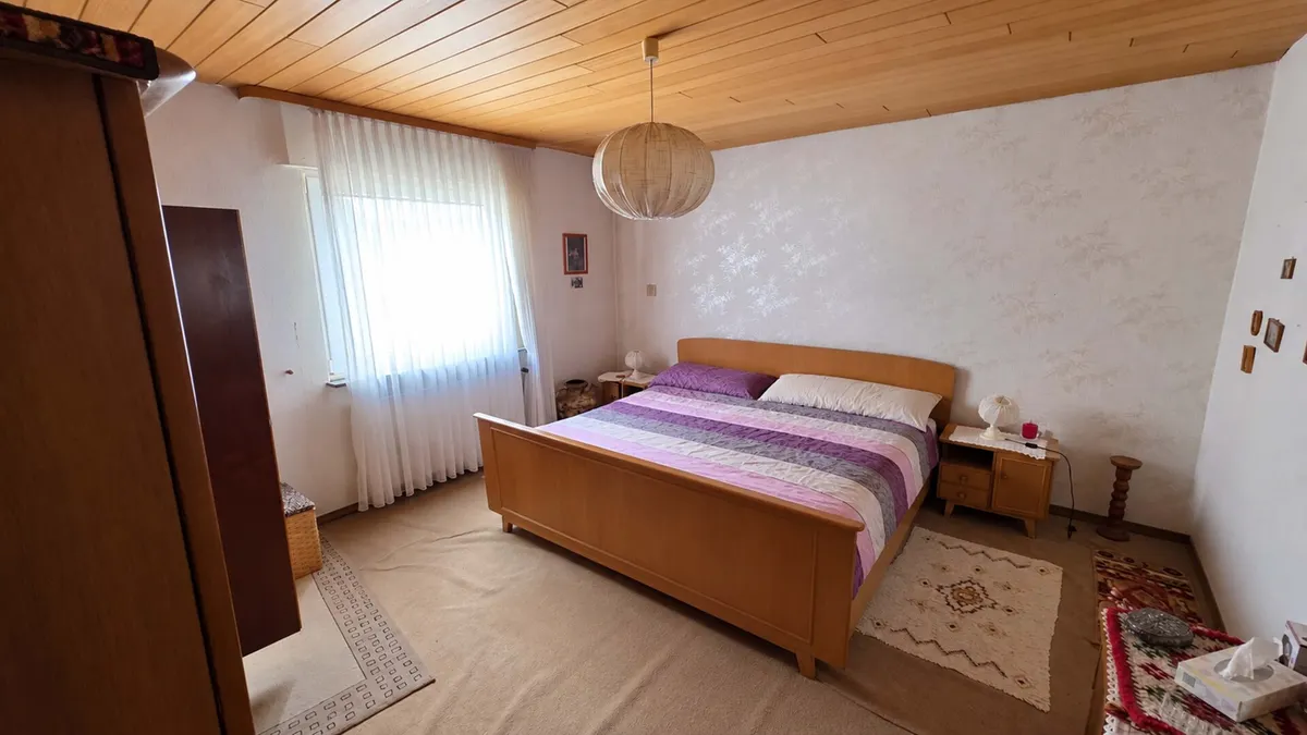 Schlafzimmer (DG)