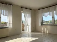 heller Wohnbereich mit Zugang zum Balkon (EG) 