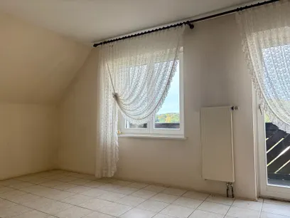 Schlafzimmer mit Zugang zum Balkon (DG)