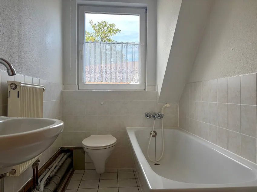 Bad mit Wanne (DG) 