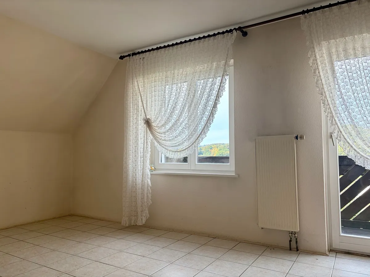 Schlafzimmer mit Zugang zum Balkon (DG)