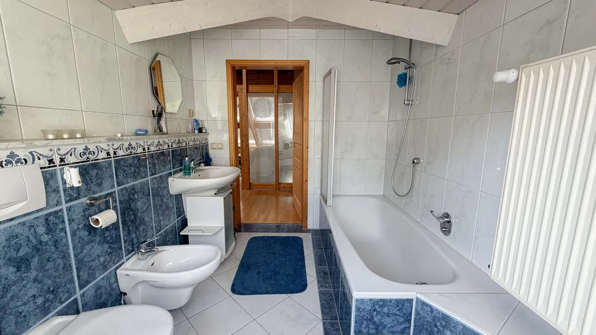 Badezimmer (DG)