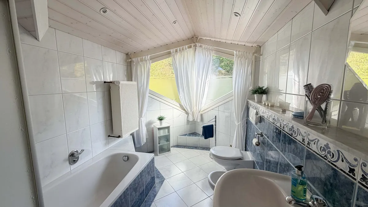 Badezimmer (DG)