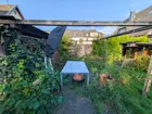 Terrasse und Gartenhütte