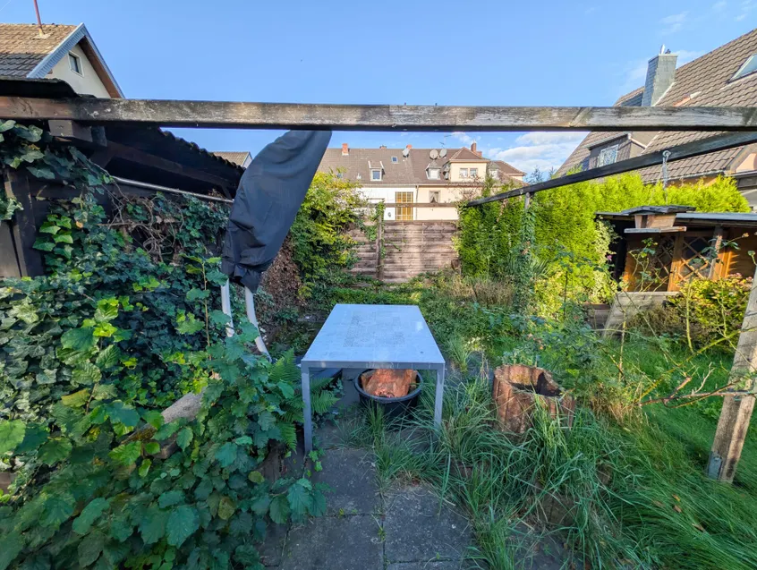 Terrasse und Gartenhütte