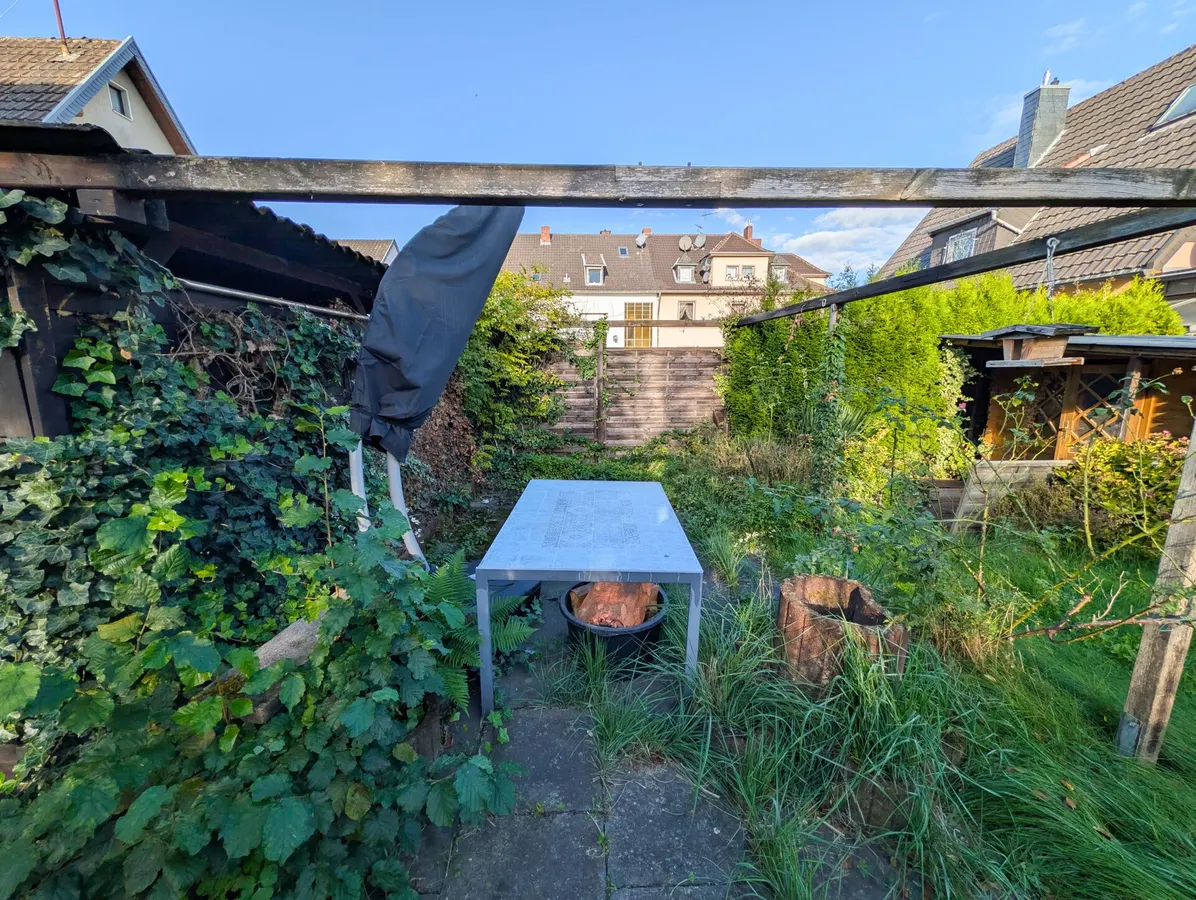 Terrasse und Gartenhütte