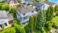 Modernes Haus mit Gartenidylle