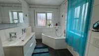 Tageslichtbad mit Wanne und Dusche OG 