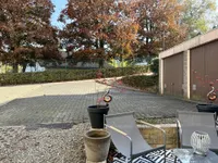 Terrasse Wohnung KG und Bereich hinter dem Haus
