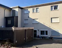 Doppelgarage hinter dem Haus