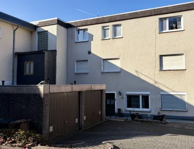 Doppelgarage hinter dem Haus