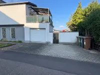 Garage und Stellplätze