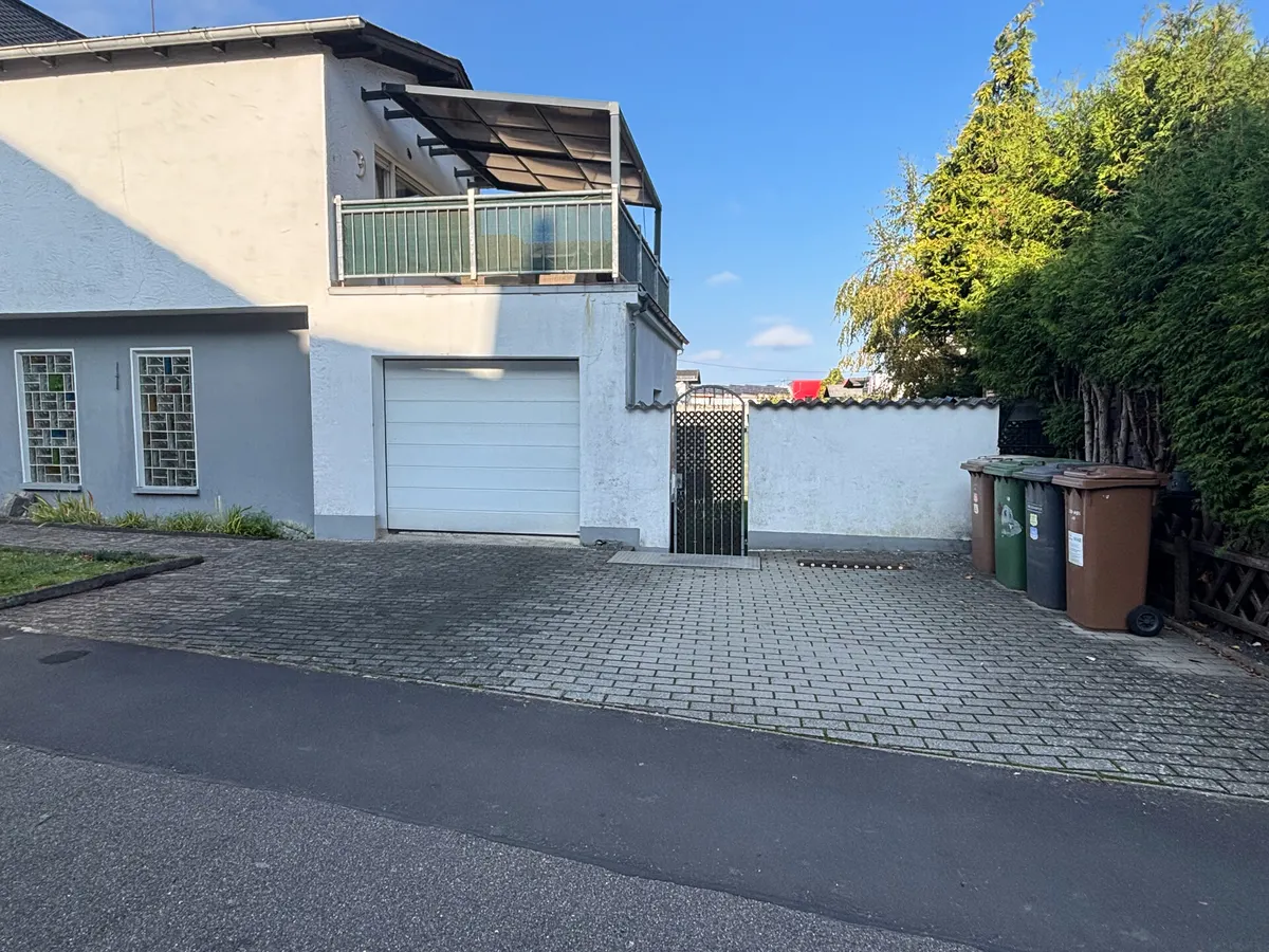 Garage und Stellplätze