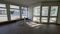 Hochwertiges Büro-/ Ladenlokal in werbewirksamer Lage mit TG-Stellplätzen