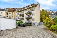 Hofansicht mit Garagen