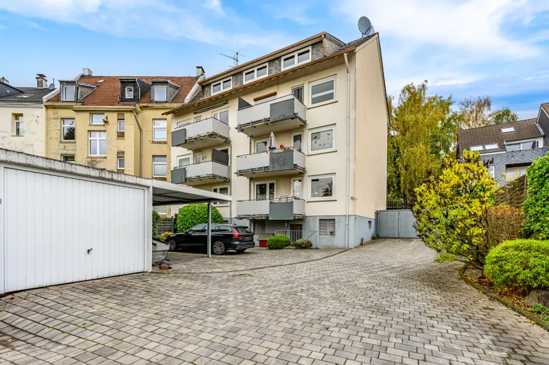 Hofansicht mit Garagen