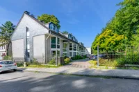 Straßenansicht mit Einfahrt