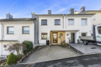 Hauseingang mit Stellplätzen