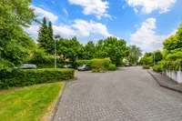 Parkplätze vor dem Haus