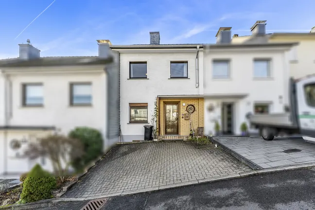 Hauseingang mit Stellplätzen