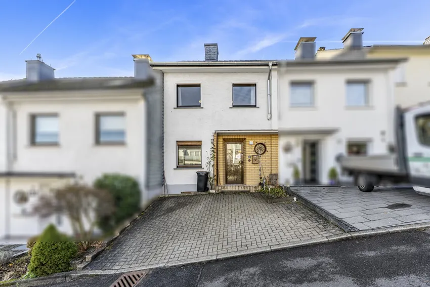 Hauseingang mit Stellplätzen