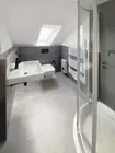 Badezimmer mit Fenster