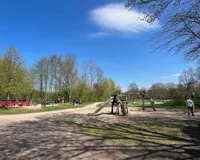 toller Dino-Spielplatz in der Nachbarschaft