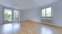 lichtdurchflutetes Wohnzimmer