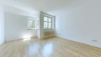geräumiges Schlafzimmer