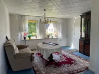 lichtdurchflutetes Wohnzimmer