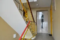 Treppenhaus mit Fahrstuhl