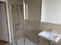 Dusche im Badezimmer 