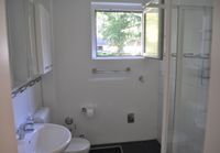 modernes Duschbad mit Fenster