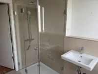 Dusche im Badezimmer 