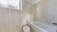 Vollbad mit großem Fenster